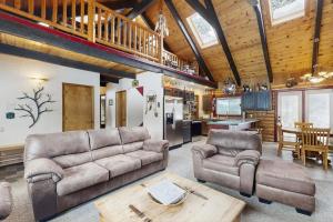 un soggiorno con due divani e una cucina di Aim True North a McCall