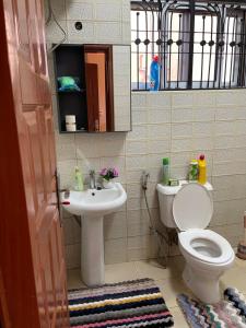 Ένα μπάνιο στο Cosy roadside apartment with fiber internet +19 φωτογραφίες