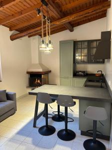 Carate UrioにあるCasa con vista Lago - Il Capriccio della Marchesaのキッチン(テーブル、椅子2脚、暖炉付)