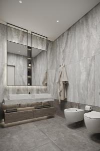 un bagno con lavandino, WC e specchio di Dukley Villa sea view a Budua