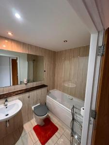 Koupelna v ubytování Superb Double room near Airport + 22 fotografií