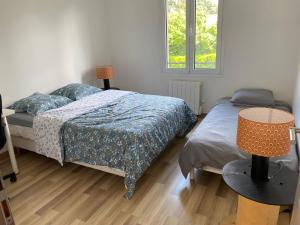 Postel nebo postele na pokoji v ubytování Les gîtes cherois esprit moderne 8 personnes
