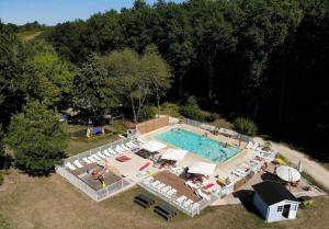 Bazén v ubytování Camping 3 étoiles - Parc aquatique - ccbbaia nebo v jeho okolí