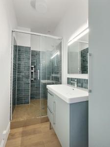 ベルク・シュル・メールにあるVilla Berckoise - Vue mer - 30M plage - 8 persの洗面台とシャワー付きの白いバスルーム +31枚の写真