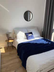 Ένα ή περισσότερα κρεβάτια σε δωμάτιο στο A63 by Real Apartment +1 φωτογραφίες