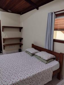 Toledo Damasco House في إيتاكاري: غرفة نوم بها سريرين ونافذة