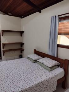 Toledo Damasco House في إيتاكاري: غرفة نوم بها سريرين ونافذة