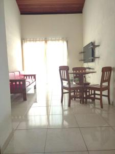 Toledo Damasco House في إيتاكاري: غرفة معيشة مع طاولة وكراسي وأريكة