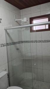 Toledo Damasco House في إيتاكاري: حمام مع دش زجاجي ومرحاض