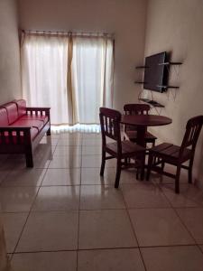 Toledo Damasco House في إيتاكاري: غرفة معيشة مع أريكة وطاولة وكراسي