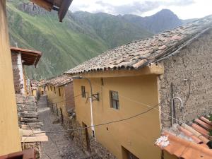 Vista generica sulle montagne o vista sulle montagne dall'interno del bed & breakfast