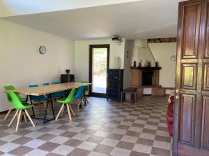 a kitchen and dining room with a table and chairs at Villa Vinea Prisca B&B - Bergamo Hill in Cenate Sotto