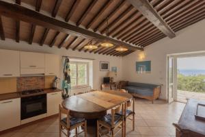 Η κουζίνα ή μικρή κουζίνα στο Appartamento il Tramonto - Helloelba +18 φωτογραφίες