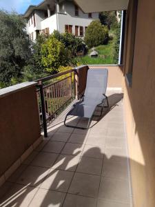 una sedia seduta su un balcone con vista di FB Apartment a Dervio