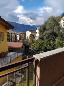 una vista di una città da un balcone di FB Apartment a Dervio Altre 7 foto