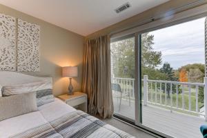 En eller flere senge i et værelse på Beautiful 2 Bedroom Condo Stunning Golf Course Views 5166