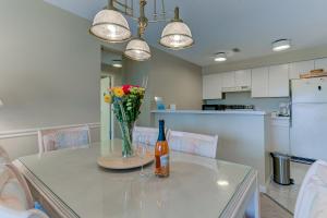 Køkken eller tekøkken på Beautiful 2 Bedroom Condo Stunning Golf Course Views 5166