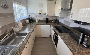 Køkken eller tekøkken på Bermuda Holiday Park Chalet Close To Beach