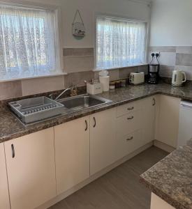 Køkken eller tekøkken på Bermuda Holiday Park Chalet Close To Beach