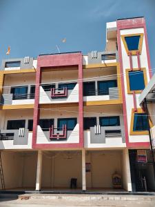 un edificio con balconi sui lati di Shree Dev Kripa Geust house a Ujjain