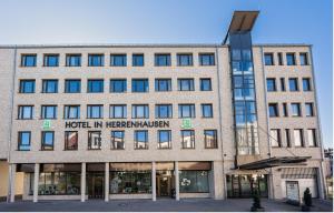 eine Außenansicht des Hotels in der herzegowinischen Botschaft in der Unterkunft Hotel in Herrenhausen in Hannover