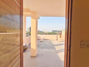 uma vista do corredor de uma casa em Dev Hotel em Nova Deli