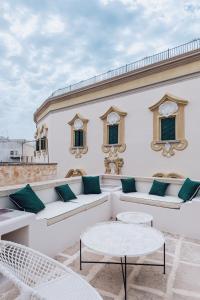 Un patio blanco con dos sillas blancas y una mesa. en Casa Annabella - Palazzo Venneri Lloyd, en Gallipoli 23 fotos más