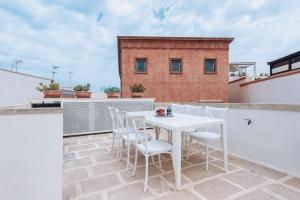 una mesa blanca y sillas en el techo en Casa Annabella - Palazzo Venneri Lloyd, en Gallipoli