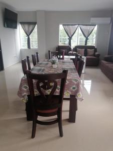 ein Esszimmer mit einem Tisch mit Stühlen und einem Sofa in der Unterkunft Apartamento Familiar 3 con 3 habitaciones 4 camas más litera in San Salvador