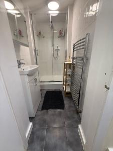 une salle de bain avec douche et lavabo dans l'établissement One Bedroom Flat in Central Edinburgh Old Town , Heart of Edinburgh Flat Sleeps 6, à Édimbourg