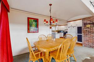 una cucina e una sala da pranzo con tavolo e sedie in legno di Klebenov Chalet a Franconia Altre 17 foto