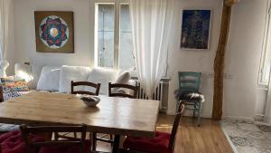 a living room with a wooden table and chairs at Appartamento luce in Fanano