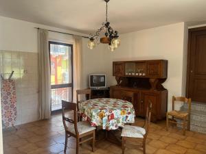 a dining room with a table and chairs and a window at Emma Lake Apartment lago di Viverone in Viverone