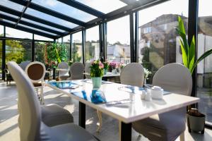 stół i krzesła w pokoju z oknami w obiekcie Moris Boutique Beach Hotel w Gdańsku +176 zdjęć