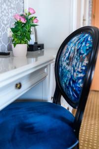 niebieskie krzesło ustawione obok biurka z rośliną w obiekcie Moris Boutique Beach Hotel w Gdańsku
