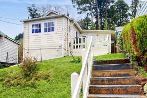 a white fence in front of a house at Happy Crabby Shack in Rockaway Beach