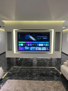 亚历山大Private Room in shared apartment with Sea View Balcony的墙上的平面电视