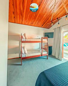 a bedroom with two bunk beds in a room at Pousada no Mar in Icaraí +25 photos