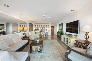 una sala de estar con un sofá y una mesa en H1070 Hamilton Cove Villa 10-70, en Avalon