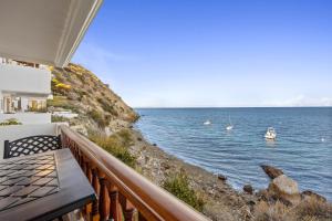 Un balcón de una casa con vista al mar. en H1070 Hamilton Cove Villa 10-70, en Avalon