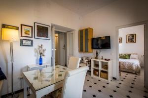 a room with a desk and a bedroom with a bed at Mirador del Guadalquivir in Montoro