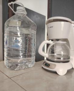 a bottle of water next to a blender on a counter at Departamento 2 a 200 mts de Imss 25 in Monterrey