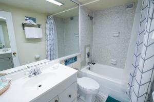 A bathroom at Castle 1733 Ocean view studio with direct beach access, pool, tennis & free parking