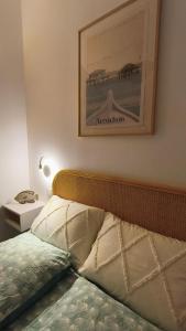 安德诺莱斯贝恩Le "Refuge du Marin" confort et calme pour 2 personnes的卧室里的一张床，墙上挂着一幅画 更多20张照片