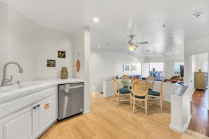 Η κουζίνα ή μικρή κουζίνα στο H157 - Hamilton Cove Villa 1-57