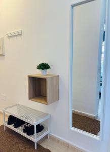 baño con espejo y pared blanca en La Casa Nieves, en Lodero