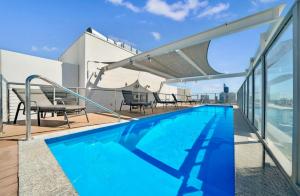 パースにあるIn the city Perth 1B1B Pool and nice viewの建物の屋上にあるプール