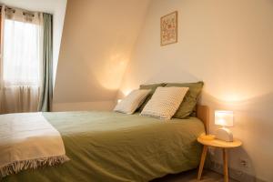 a bedroom with a bed and a window at Gîte de Caillou in Berbiguières