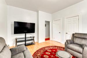 Μια τηλεόραση ή/και κέντρο ψυχαγωγίας στο 8 Mi to NYC Pet-Friendly Apt in Jersey City!