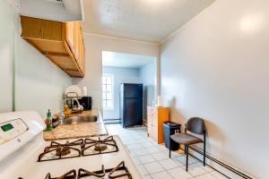 Η κουζίνα ή μικρή κουζίνα στο 8 Mi to NYC Pet-Friendly Apt in Jersey City!